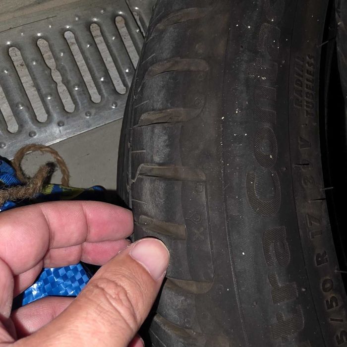 2 Pneus Continental UltraContact 205/50 R17 89V quase novos
