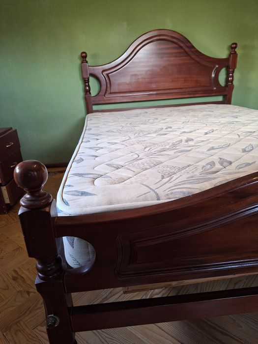 Cama casal de madeira