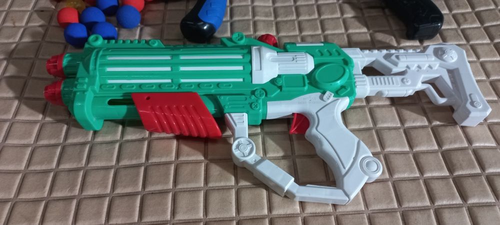 Дитячі іграшкові  помпові пістолети/ автомати та водяний пістолет