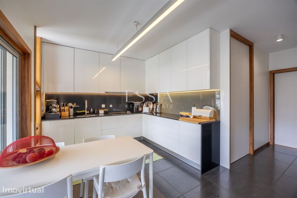Apartamento T4+1 em Serralves com garagem
