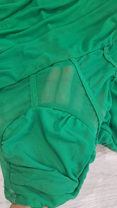 Вечірня сукня зелена шлейф драпіювання