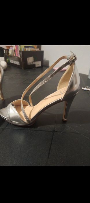 Sandálias prateadas tamanho 38
