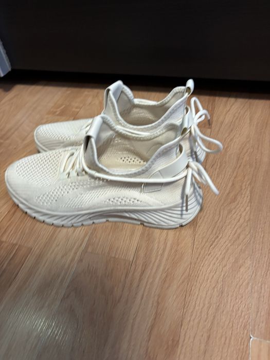 Damskie lekkie bezowe sneakersy 40