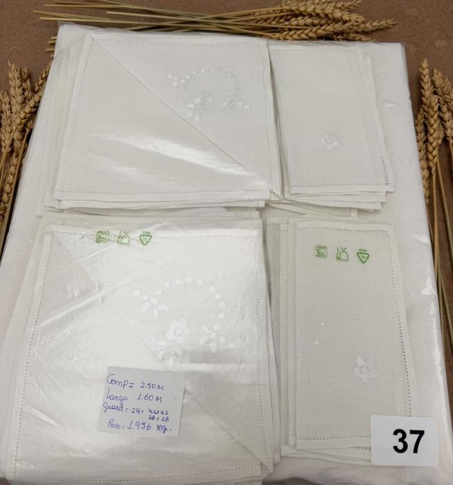 Toalha de mesa em puro linho antigo, bordados da Lixa, nova e por estrear!