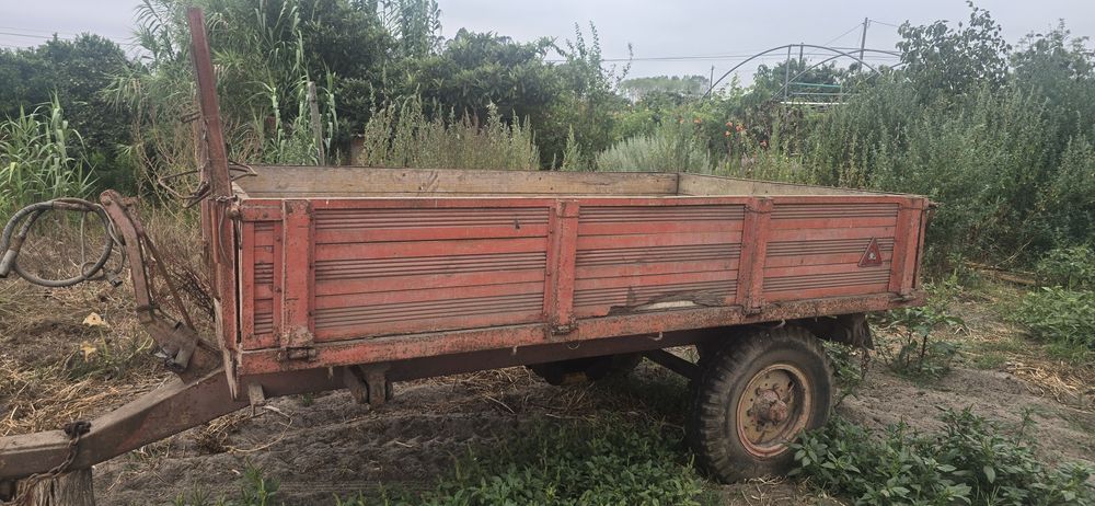 Reboque agrícola tribasculante com documentos