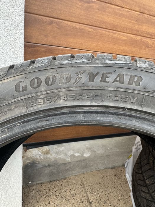 Opony zimowe 255/45R20 goodyear ultragrip 105V