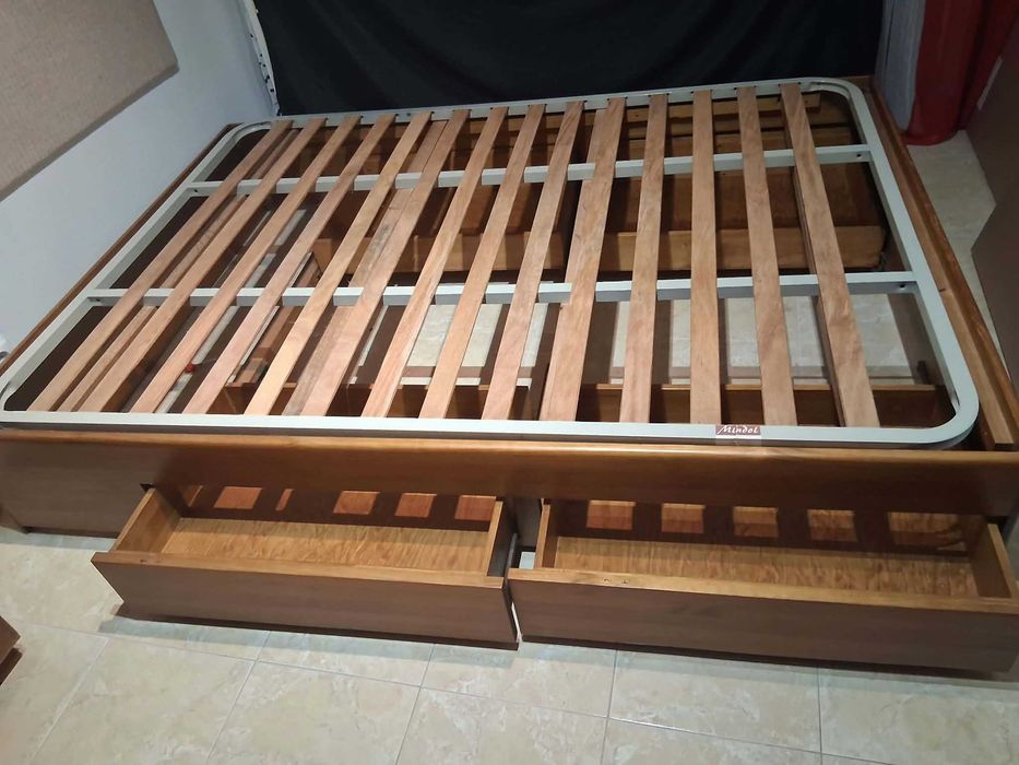 Cama de casal e movel