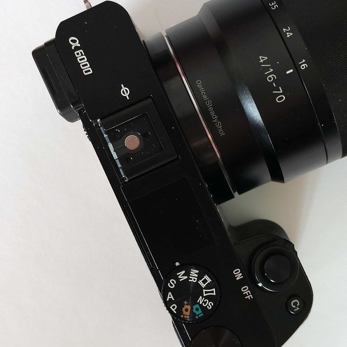 Câmara Sony a6000 + Sony Zeiss 16-70mm f/4 + extras, perfeito estado