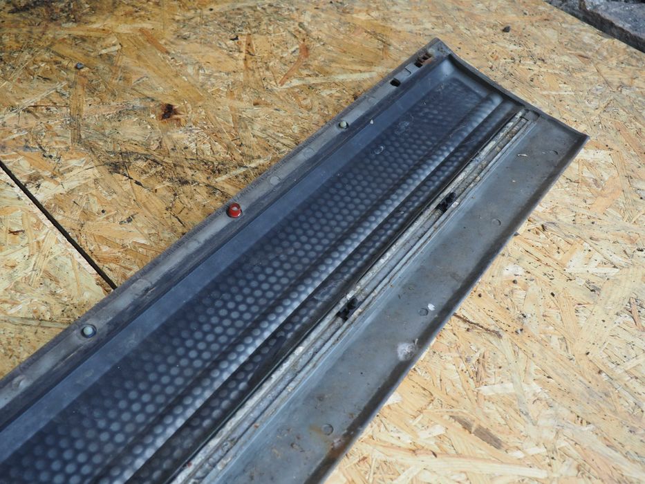 Listwa drzwi przód prawa mercedes w126 1 seria