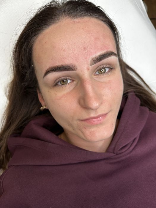 Makijaż permanentny brwi pmu modelka promocja