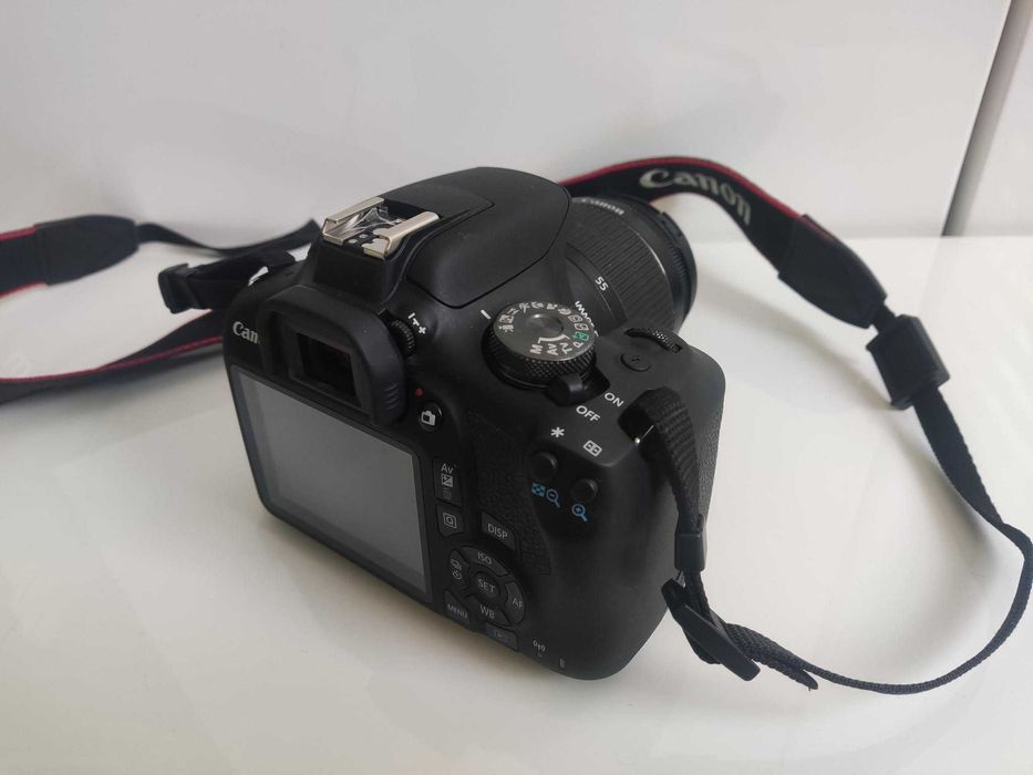 Aparat fotograficzny Canon EOS 2000d wraz z obiektywem