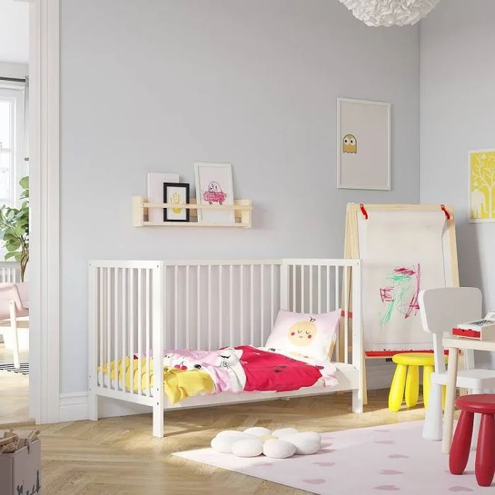 Berço ou cama de bebé com proteção, colchão edredom e roupa de cama