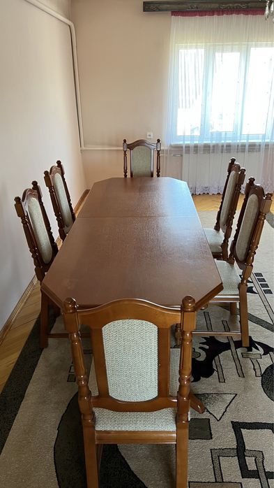 Стіл без крісел