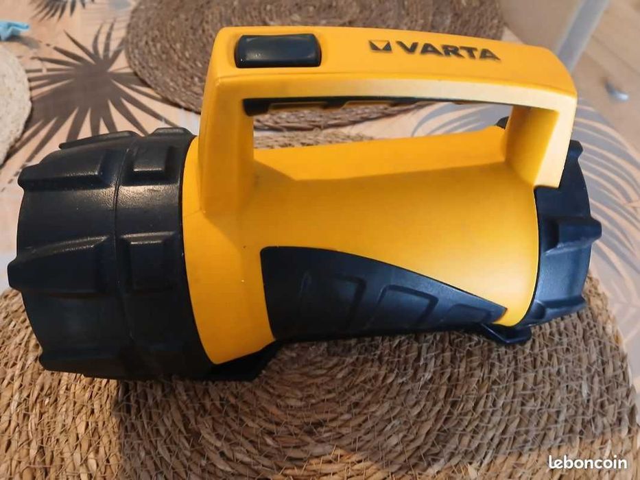Lanterna industrial VARTA impermeável, flutuante e à prova de impacto