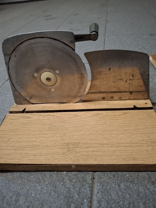 Dwie stare krajalnice do chleba