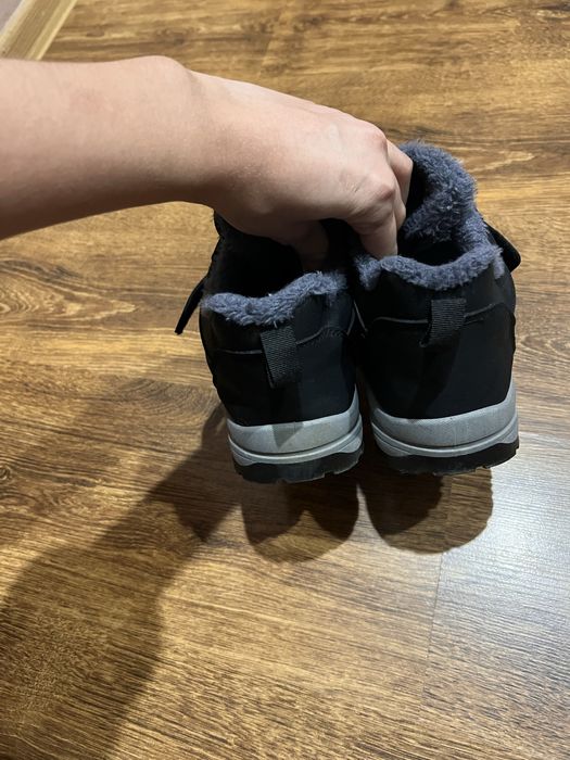 Кросівки теплі у розмірі 39