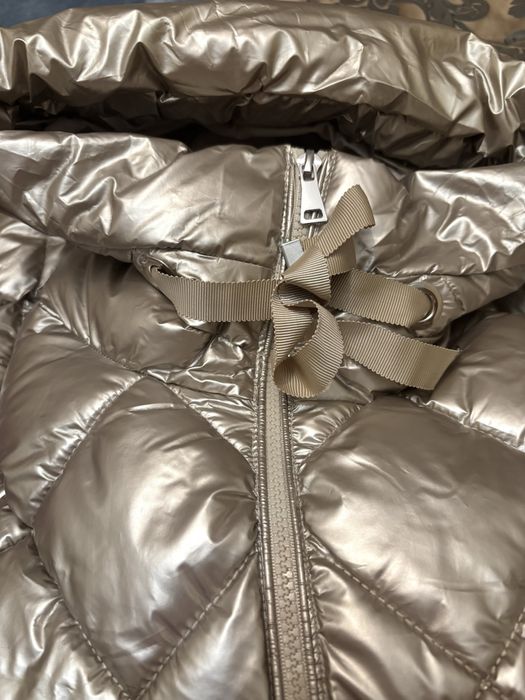 Parka com carapuço acolchoada com côr de champanhe.  pelo joelho