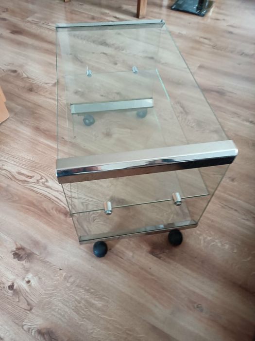 Szklany stolik kawowy na kółkach stoliczek