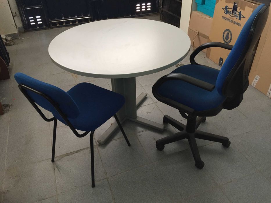 Mesa de Reunião e Cadeiras