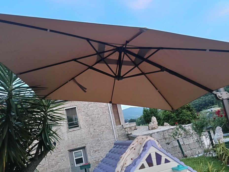 Guarda sol tenda e bancos