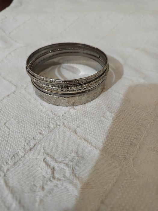Pulseira com várias pulseiras , todas diferentes, em aço