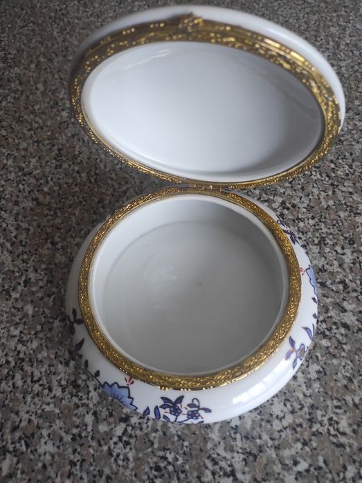 Guarda Jóias e uma caneca