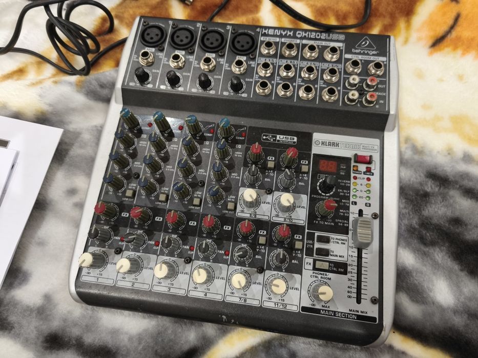 Mesa de som com 12 canais