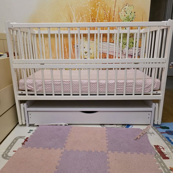 Дитяче ліжечко з маятником та матрацем