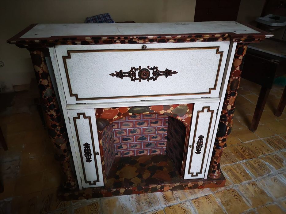 Lareira antiga com pedra marmore