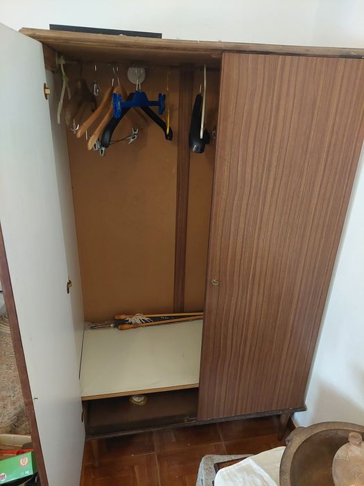 Armário roupeiro antigo