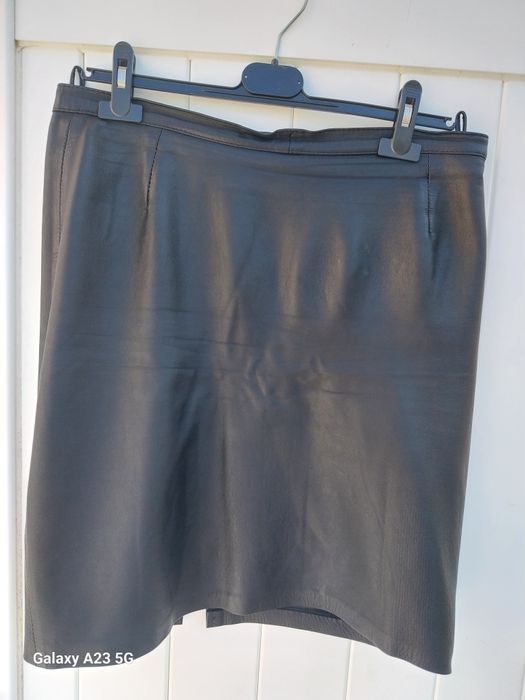 Saia em pele preta da Casa das Peles