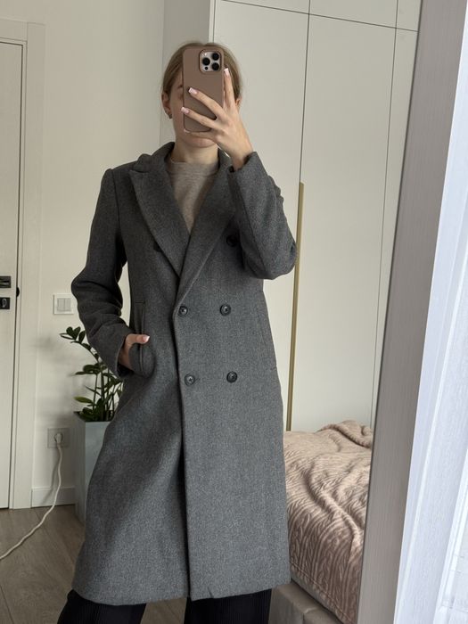 Сіре пальто Stradivarius