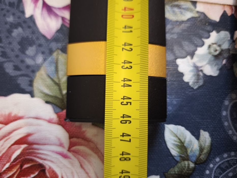 Cabide de Parede Moderno em Metal, Resistente, com Gancho para Pendurar Casacos, Blusões, Roupa e Chapéus 46cmx6cm