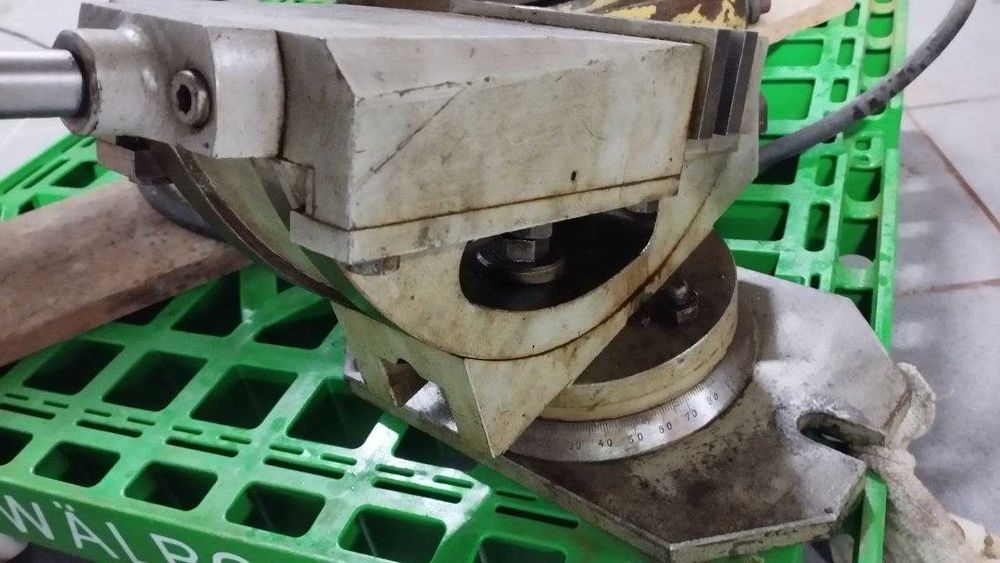 Prensa para fresadora com base rotativa inclinável
