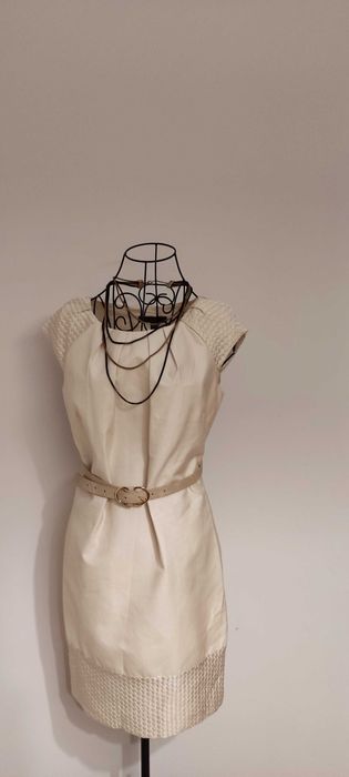 Sukienka ozdobne wykończenia i plecy