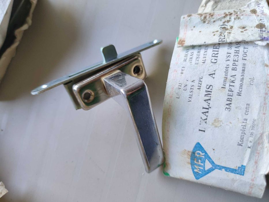 Ручки металеві з поворотним механізмом