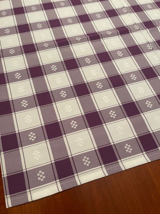 Toalha de mesa quadrada aos quadrados branca e lilás