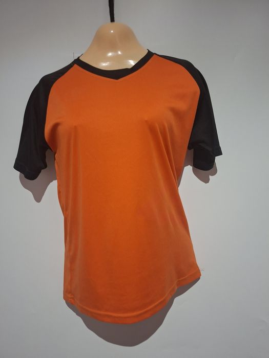 Umbro T-shirt sportowy dziewczecy rozmiar 152
T-shirt sportowy dziewczecy
 rozmiar 152
Stan bardzo dobry 
Długość 58 cm
Paszki 42 x 2cm