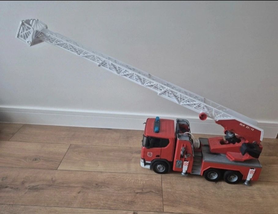 Bruder wóz strażacki ciężarowy Scania