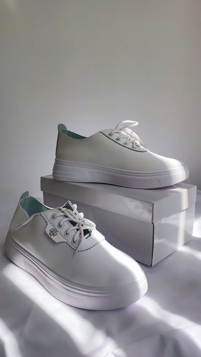 Кросівки  жіночі