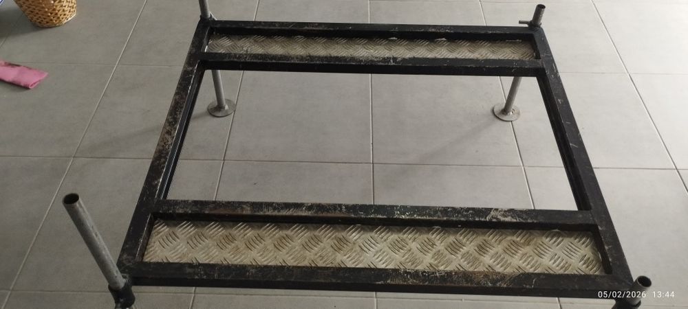 Plataforma pesca , 85 por 96 cm com pés reguláveis