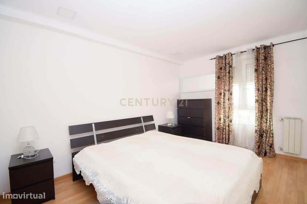 T3 Duplex 116m no Carregado em urbanização tranquila com acesso direto