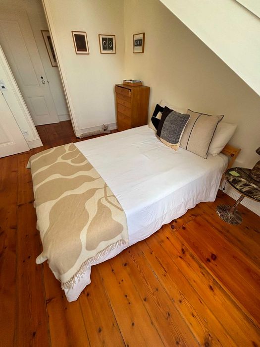 Estrutura de cama e colchão em madeira clara (IKEA)