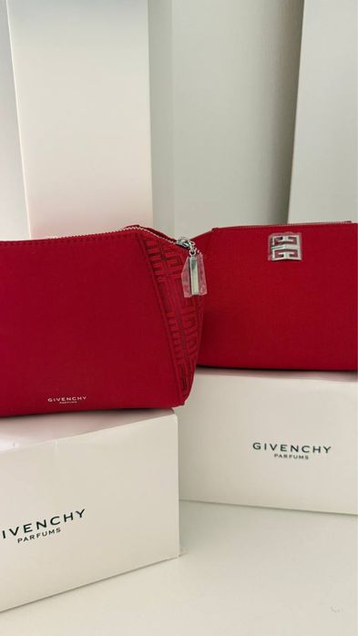 Нова червона косметичка Givenchy