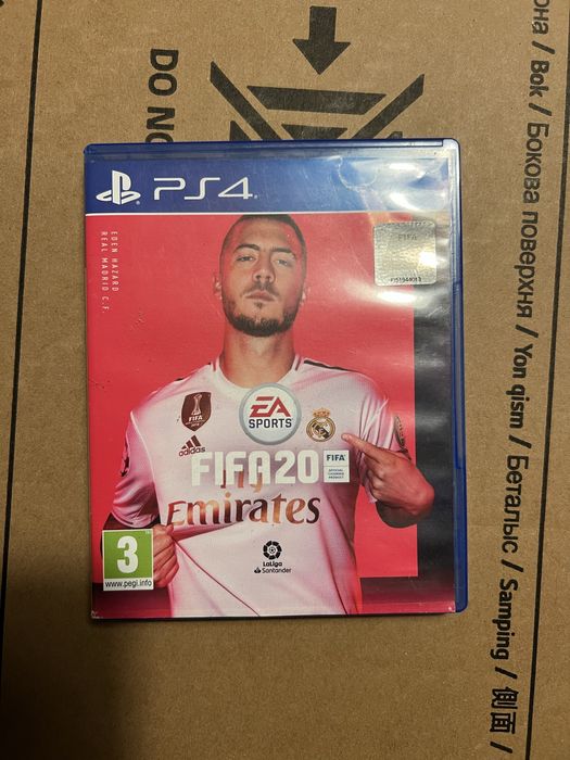 PS4 Slim 500GB + 2 comandos + FIFA 20