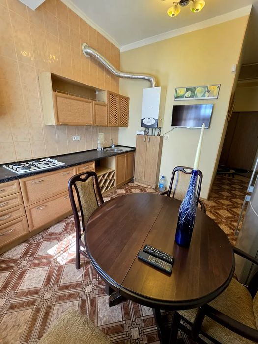 Продаж 2 кімнатна  сталінка Центр,  автономка,ліфт