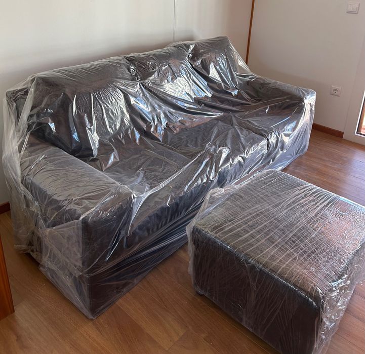 Sofá preto de 3 lugares com apoio de pés