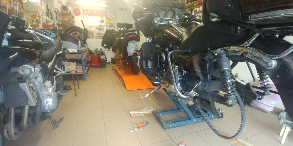 Wymiana opon motocyklowych wyważanie kół serwis transport  motocykli