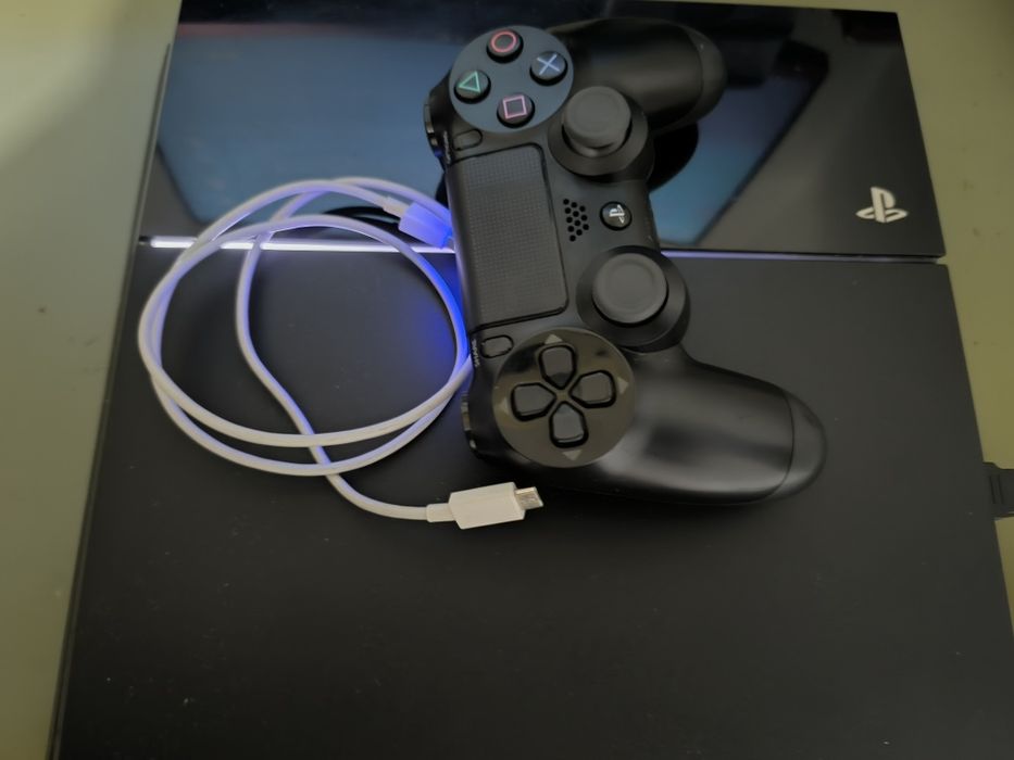 Consola PS4 com comando