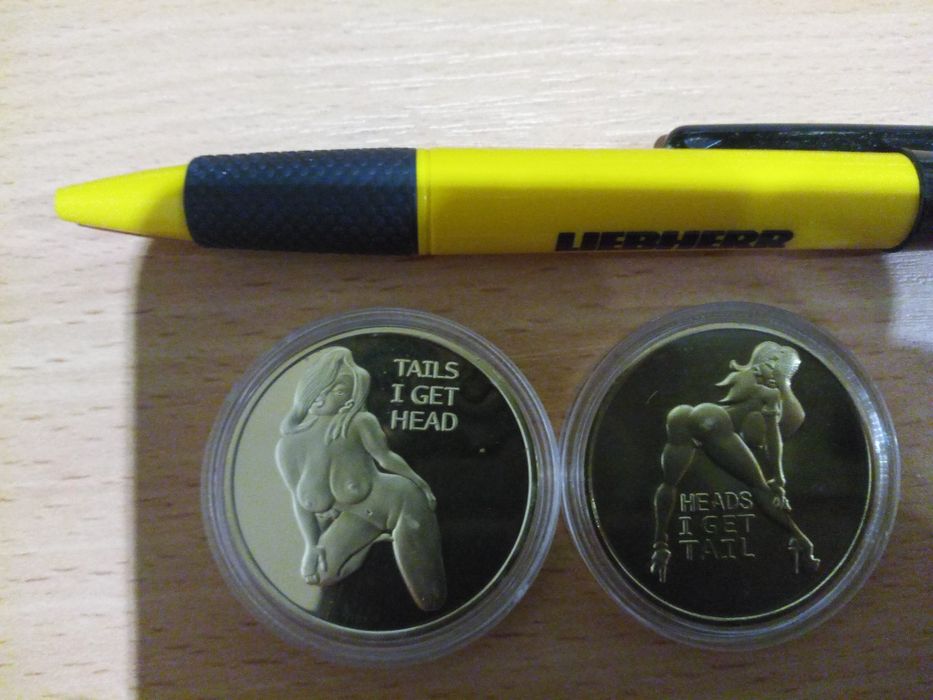 Монета коллекционная девушки ню